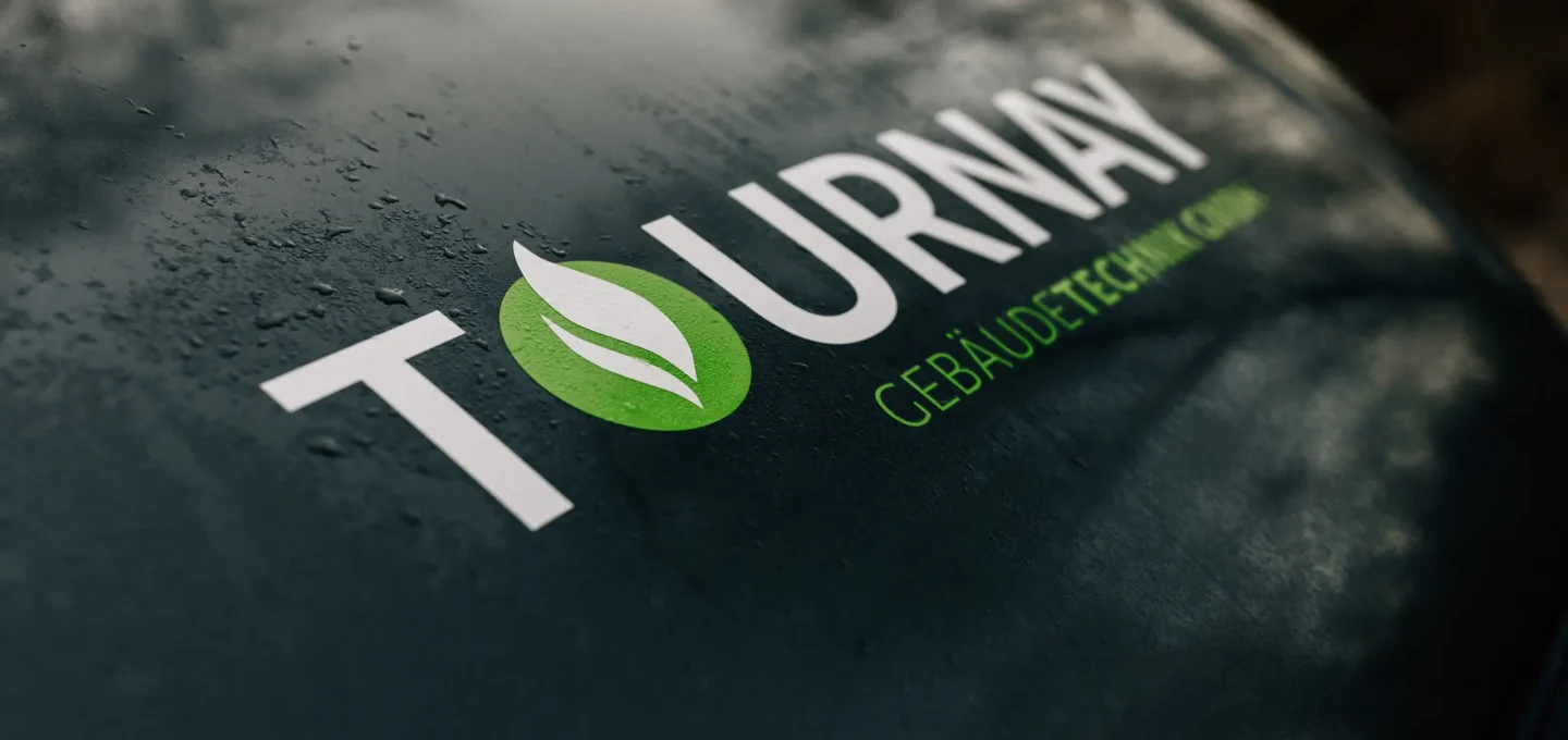 Logo der Tournay GmbH auf Fahrzeug