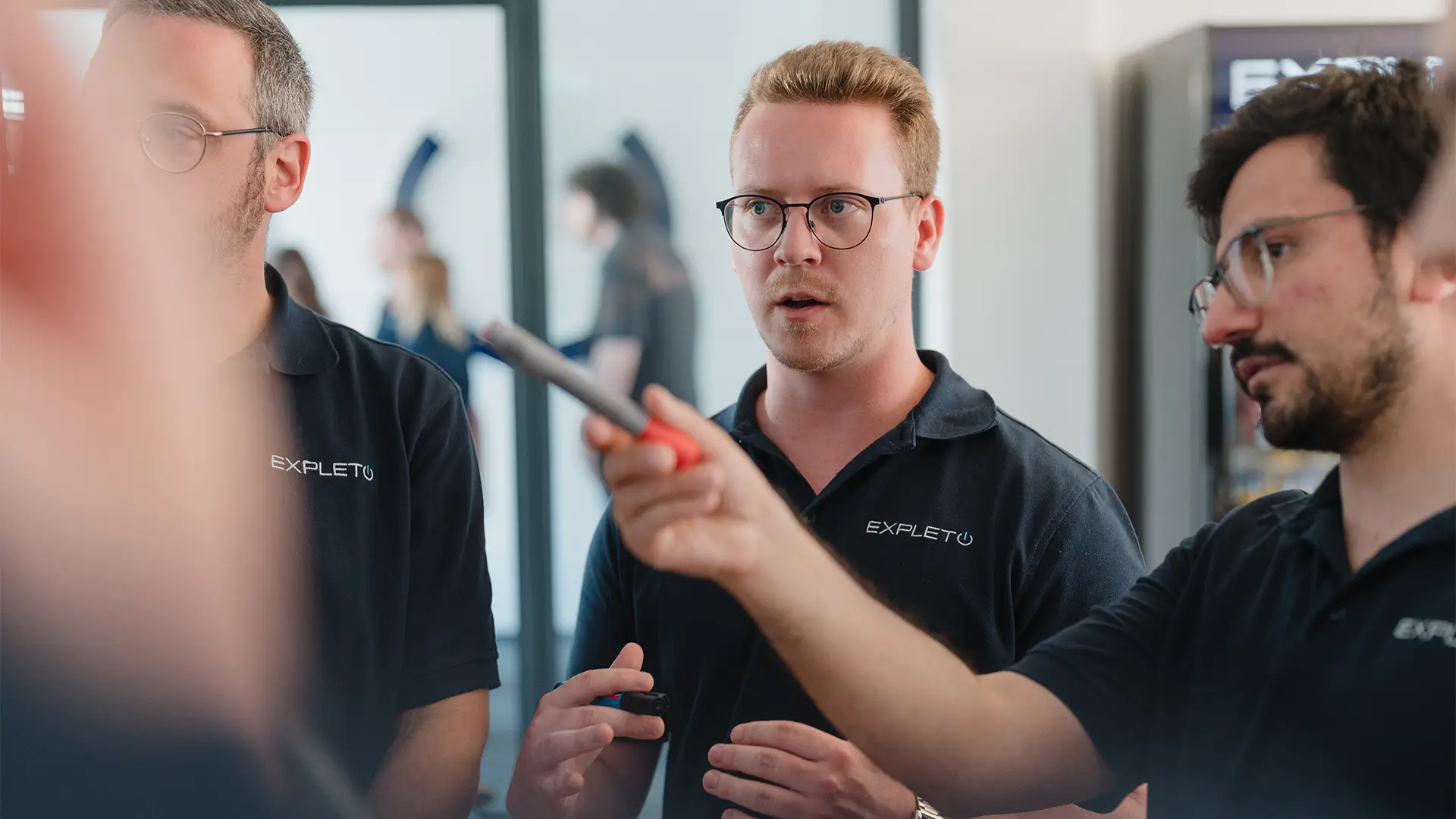Philipp und Halil besprechen etwas