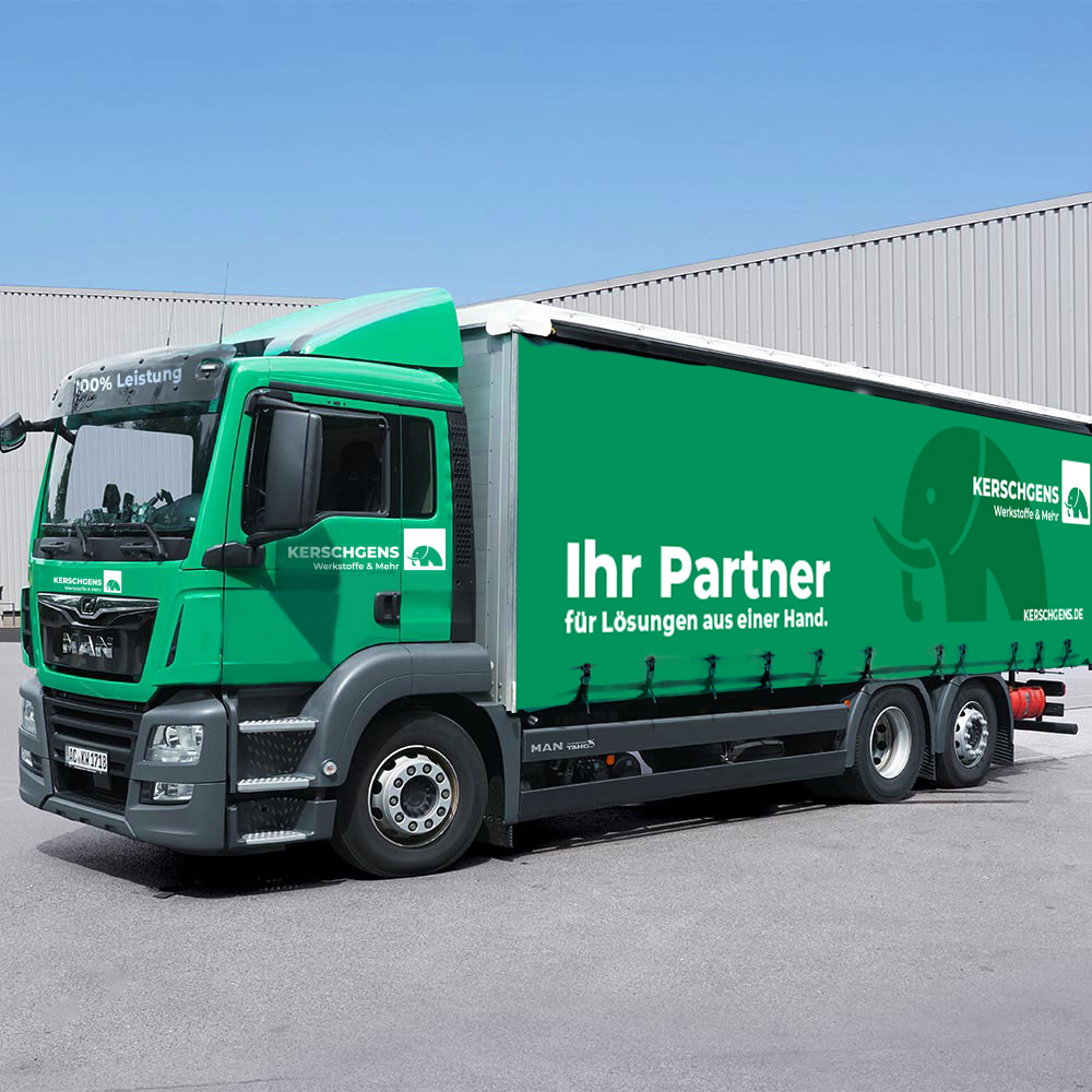 Ein LKW der Firma Kerschgens Werkstoffe & Mehr GmbH auf dem Firmenhof